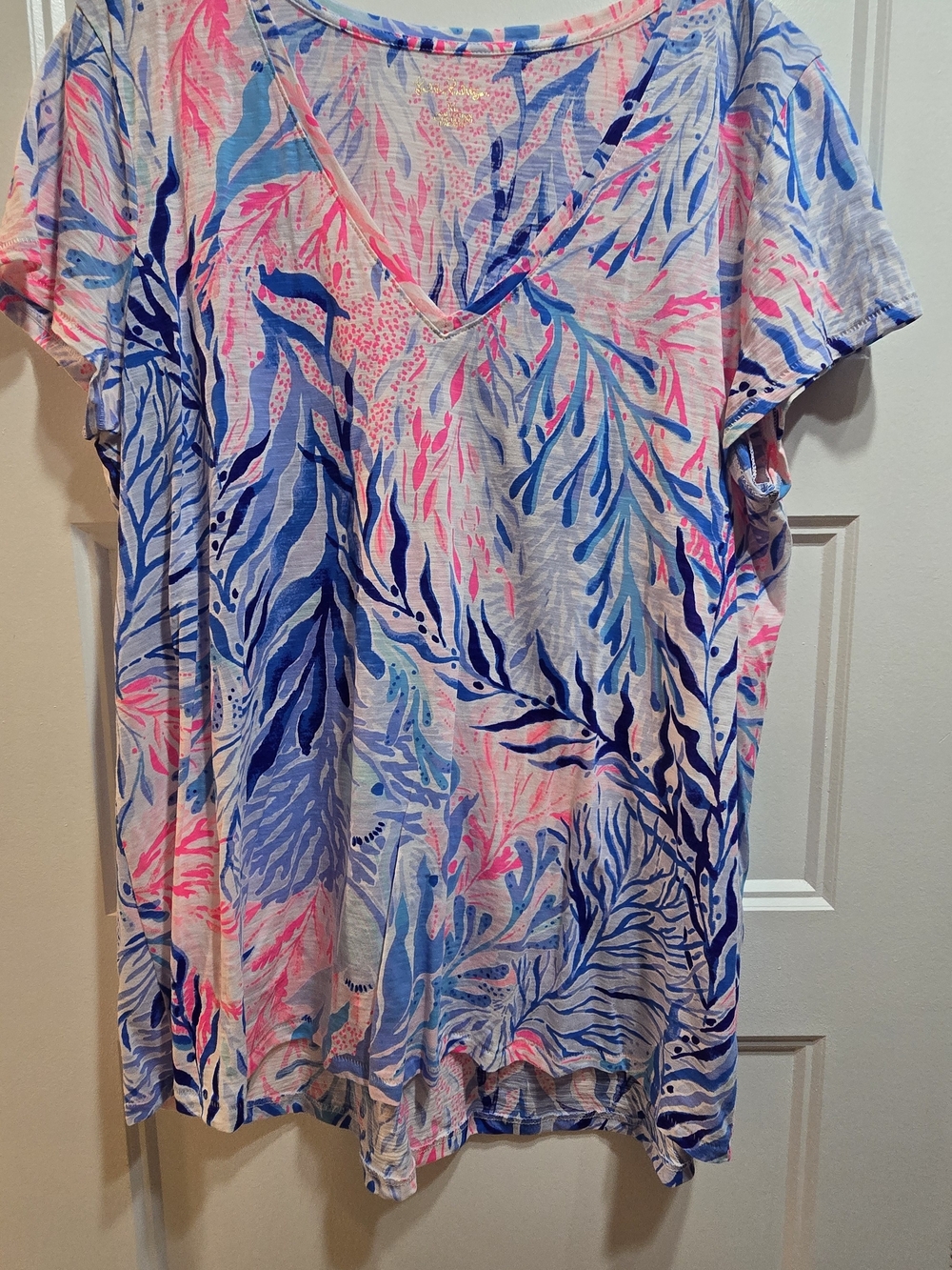Lilly Pulitzer V-Neck Top in White with Blue & Pink Leaf Print Size XL